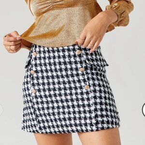 Francesca houndstooth black and white tweed mini skirt with buttons size large